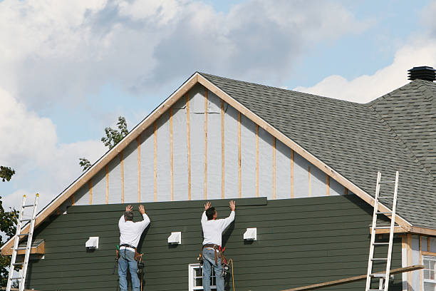 Professional Siding Contractor technician working in Warren, OH